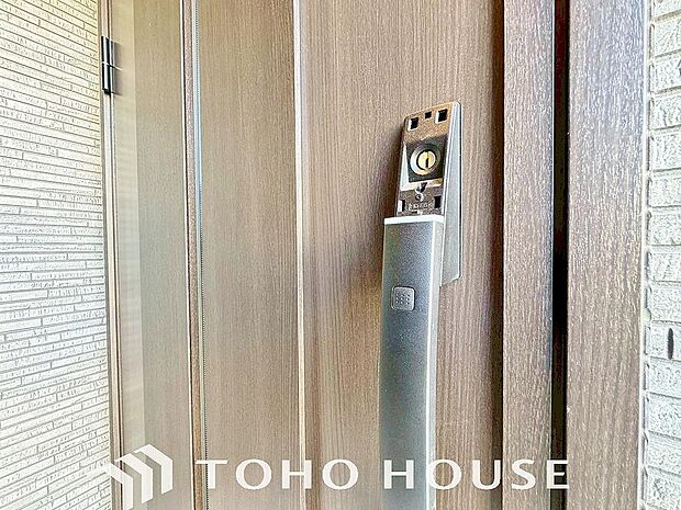 当マンションエントランスには、防犯対策の「オートロック」を採用。マンション住人以外の侵入を防ぐために設置しました。お子様がいらっしゃるご家庭にも安心の設備です。