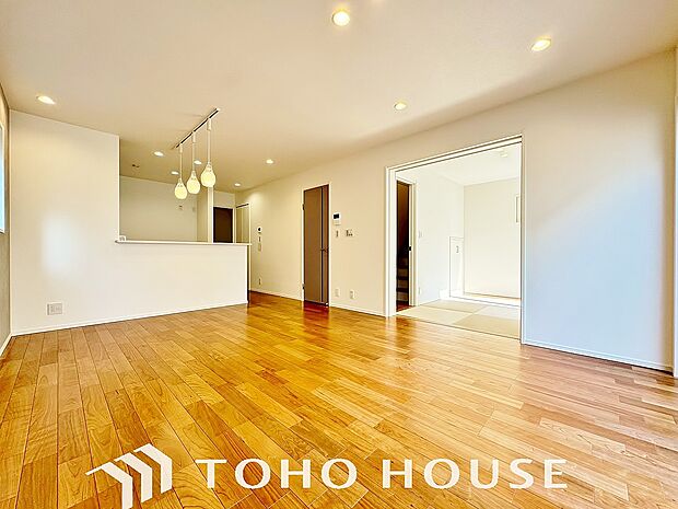 忙しい朝でも、しっかり家族が揃って食事をして頂けるゆとりある大きさのダイニングスペース。