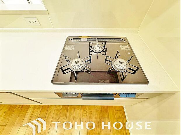 「3口コンロ・グリル」3口コンロはデザイン性にも優れ、吹きこぼれ等のお掃除も簡単。グリルではお魚だけでなく、ミニオーブンとしてお野菜を焼いたりお菓子作りも。同時調理で時短が叶うのも嬉しいですね。