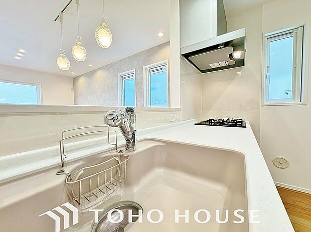 「浄水機能一体型水栓」安全でおいしい水を手軽に。ボタンひとつで浄水と原水に切り替わる浄水器一体型水栓。お米を研ぐ際やお子様のためのご飯をつくる際に、ちゃんときれいなお水を使える安心も備わっています。