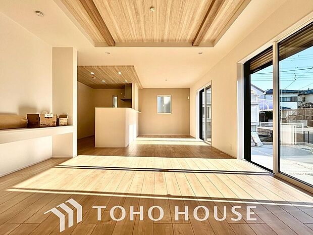 光が注がれる青い空から鮮やかに赤色にゆっくりと染まる。そんな優しい時間がここでは流れてゆく。