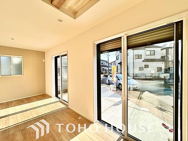 二層のガラスの間に空気層や特殊ガス層を作ることで断熱性能や結露防止効果を高めたサッシを装備してます。