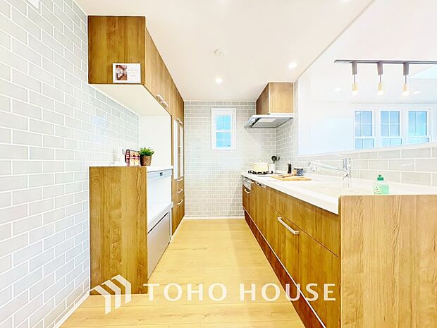 夫婦そろってキッチンに立っても調理がしやすく余裕の広さ。家事をしながら会話も弾みます。