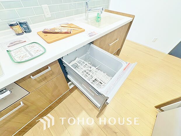 ビルトイン食器洗浄乾燥機付きのシステムキッチン。毎日の家事負担を軽減する嬉しい設備です。