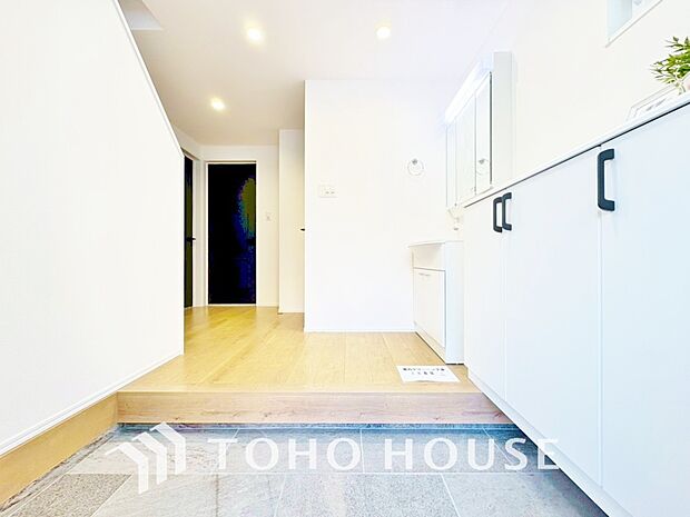 玄関そばの廊下収納。日用品のストックや防災グッズを置いたりと、何かと便利に使えます。