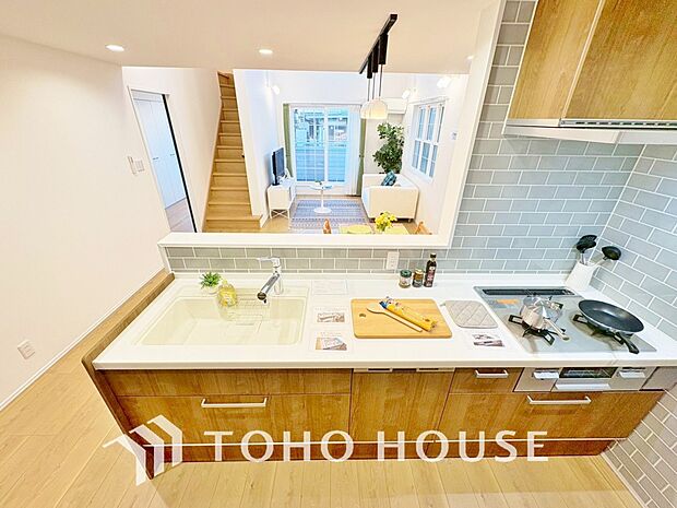 夫婦そろってキッチンに立っても調理がしやすく余裕の広さ。家事をしながら会話も弾みます。