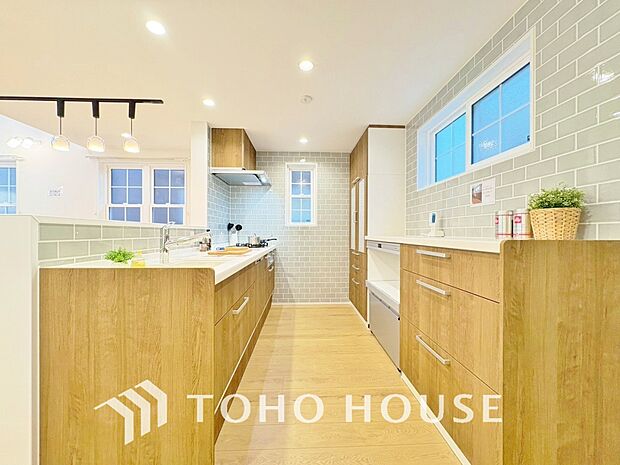 キッチンの収納は、デッドスペースになりやすい箇所を有効活用できる、スライド式収納を採用しました。