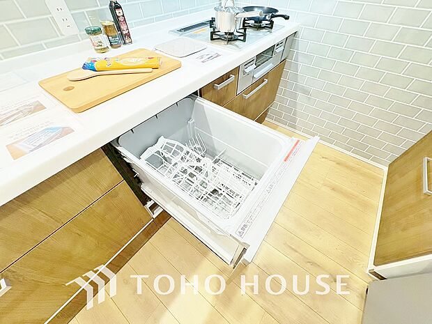 ビルトイン食器洗浄乾燥機付きのシステムキッチン。毎日の家事負担を軽減する嬉しい設備です。