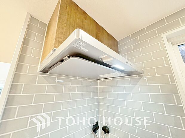 昨今主流のスリムタイプのレンジフード。スタイリッシュな見た目からインテリアとしても人気がある型です。