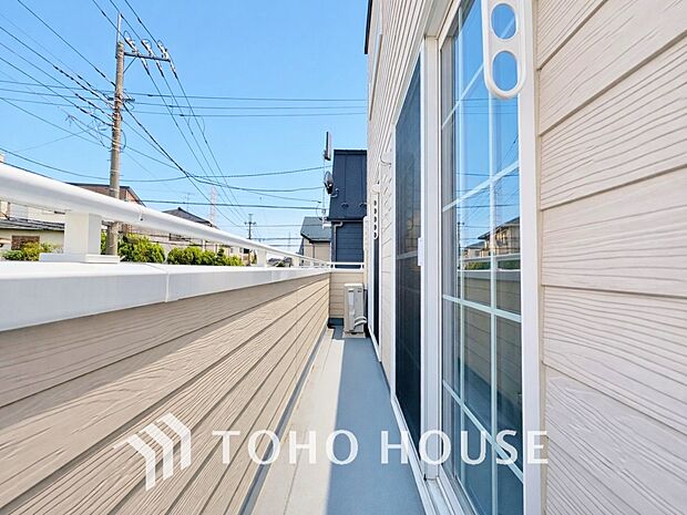 頬をなでる優しい風を感じることが出来るバルコニー。つい深呼吸をしたくなる気持ちの良い眺望です。