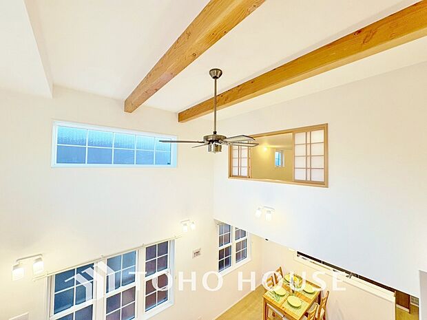 吹き抜けから降り注ぐ優しい光、開放感のある住空間をお届け致します。是非この開放感をご覧頂きたいです。