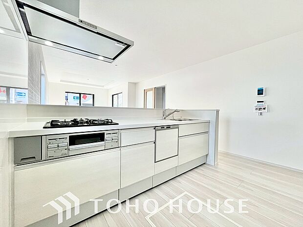 キッチンの収納は、デッドスペースになりやすい箇所を有効活用できる、スライド式収納を採用しました。