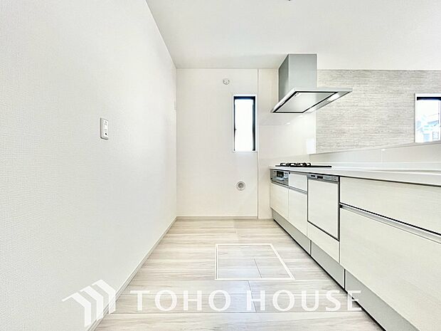 夫婦そろってキッチンに立っても調理がしやすく余裕の広さ。家事をしながら会話も弾みます。