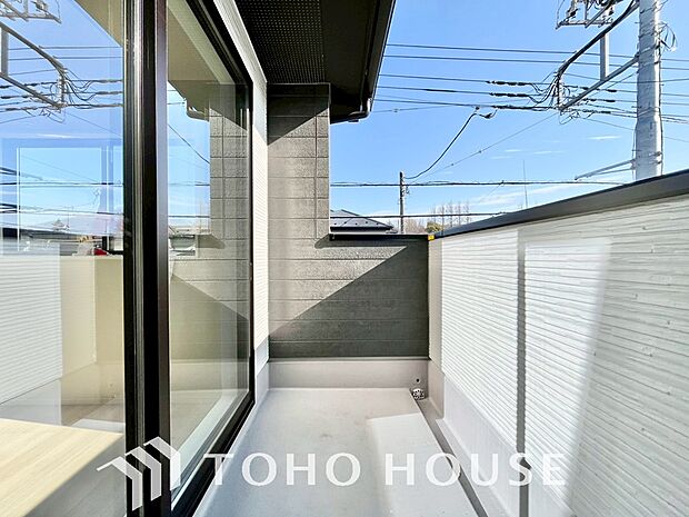 頬をなでる優しい風を感じることが出来るバルコニー。つい深呼吸をしたくなる気持ちの良い眺望です。