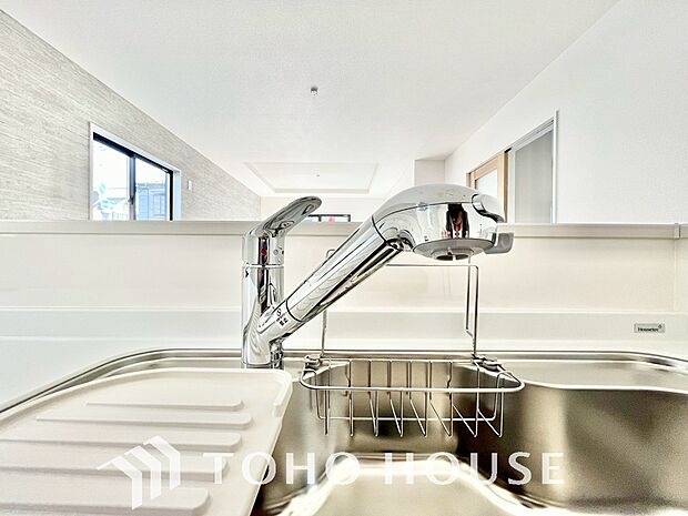 ワンタッチで浄水と原水を切り替えできる浄水器一体型水栓は水道水に含まれる有害物質を除去してくれます。