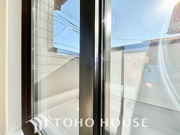 二層のガラスの間に空気層や特殊ガス層を作ることで断熱性能や結露防止効果を高めたサッシを装備してます。