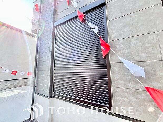 台風などの激しい雨風からお家を守るのはもちろん、空き巣対策などの防犯抑止や防音にも効果を発揮します。