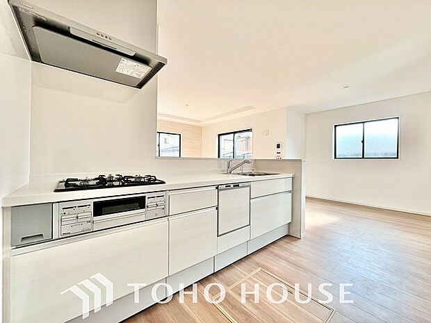 キッチンの収納は、デッドスペースになりやすい箇所を有効活用できる、スライド式収納を採用しました。