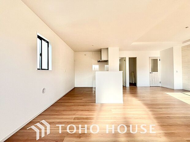 夫婦そろってキッチンに立っても調理がしやすく余裕の広さ。家事をしながら会話も弾みます。