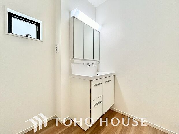 お家の中でも特にプライベートスペースとなる洗面所は、洗濯場所と浴室を同じ空間でまとめております。