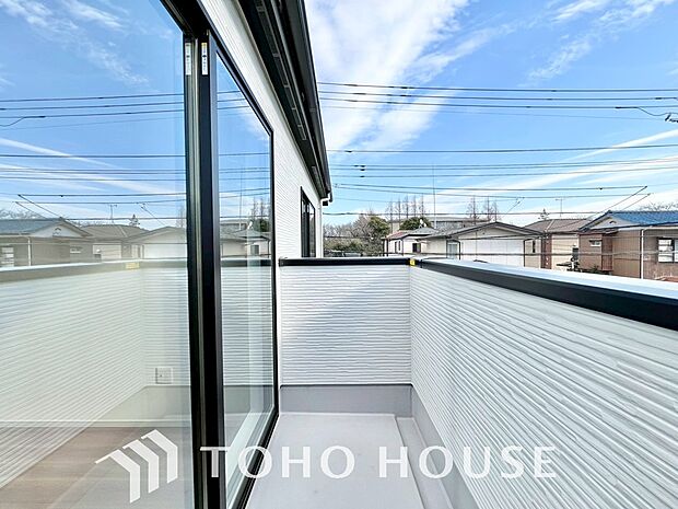 頬をなでる優しい風を感じることが出来るバルコニー。つい深呼吸をしたくなる気持ちの良い眺望です。