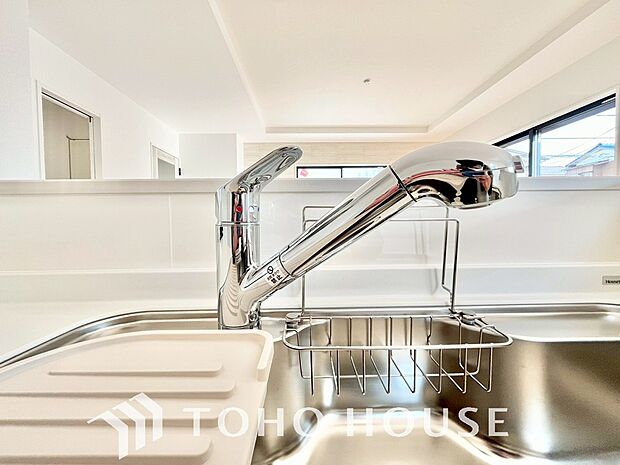 ワンタッチで浄水と原水を切り替えできる浄水器一体型水栓は水道水に含まれる有害物質を除去してくれます。