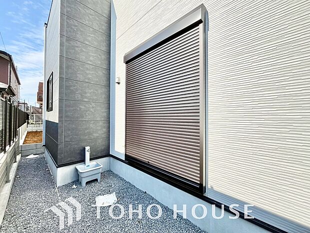 台風などの激しい雨風からお家を守るのはもちろん、空き巣対策などの防犯抑止や防音にも効果を発揮します。