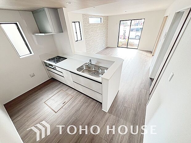 キッチンの収納は、デッドスペースになりやすい箇所を有効活用できる、スライド式収納を採用しました。