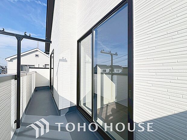 暖かい陽ざしが差込むバルコニーは、晴れた日には、洗濯物が良く乾きます。また、風通しも良好です。