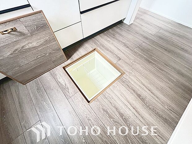 食品ストックや非常食・保存食の保管庫として活用できます。住まいの床下点検口としての役割もあります。