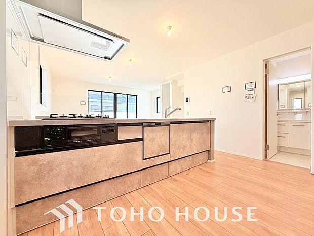 作業スペースを多くとった対面キッチン。夫婦そろってキッチンに立っても調理がしやすくゆとりある広さ。