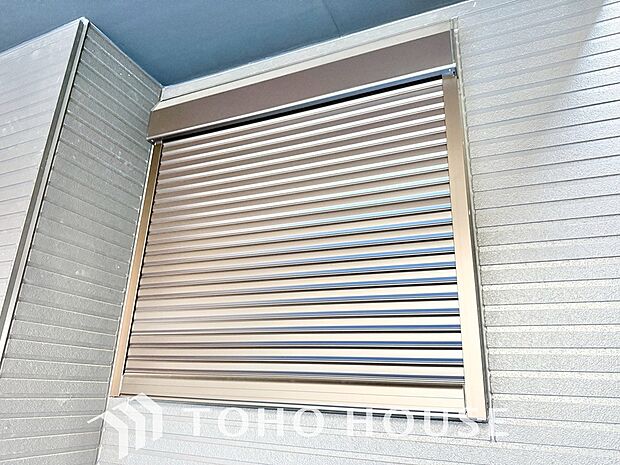 戸建にも防犯機能のシャッターを完備しております。寒い冬でも中から開閉がラクラクな所も便利です。