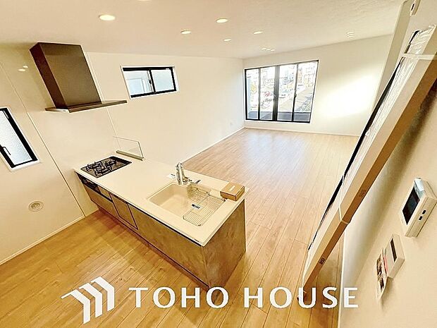 光が注がれる青い空から鮮やかに赤色にゆっくりと染まる。そんな優しい時間がここでは流れてゆく。