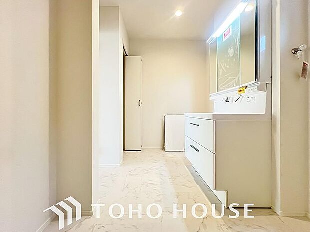 身だしなみのチェックがしやすい大きな鏡、下には収納がたっぷり。スッキリとした空間を演出いたします。