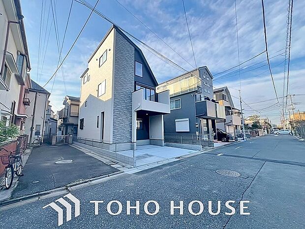 街並みの風景に包み込まれながら、瀟洒な印象も湛えて佇みます。