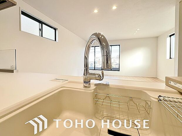 水栓に直接手を触れることなく吐水／止水の切り替えができる便利なタッチレス水栓が標準装備されています。