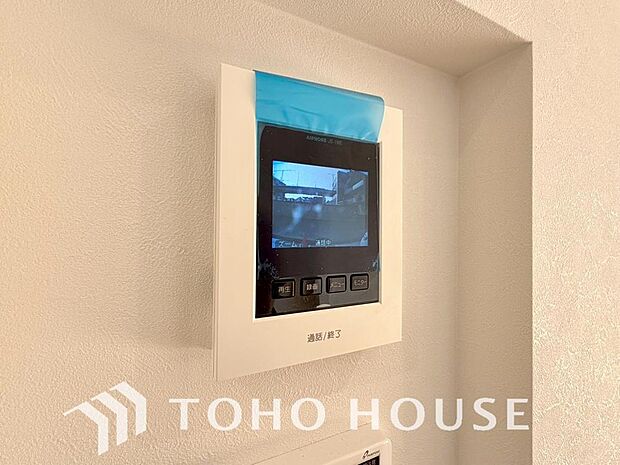 誰が来てもわかる様にモニター付きインターホンを設置。家事導線を考慮した個所に設置し、防犯性と利便性に優れ快適と安らぎを合わせた優しい設計。