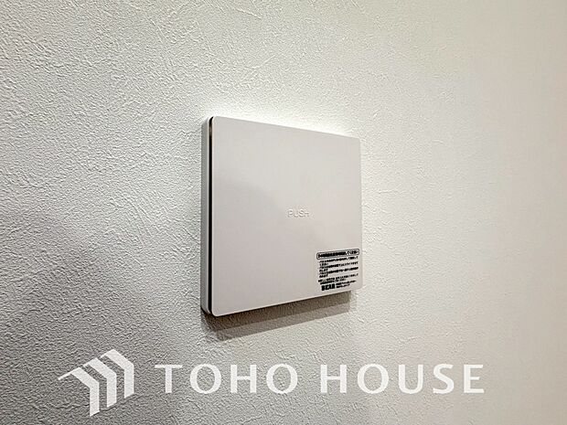 「24時間換気システム」24時間換気を行う呼吸をする家。小屋裏と壁体内の強制的な換気も同時に行っており、建物の構造体の中の湿気も戸外に排気して建物の耐久性を高める役割も担っています。