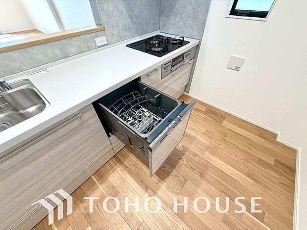 「ビルトインタイプ食器洗乾燥機」通常の手洗いでは使用出来ないほど高温のお湯や高圧水流を使うことにより汚れを効果的に落とすことができる。