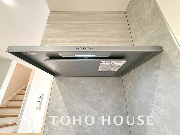 キッチンの換気扇はスタイリッシュなデザインで、日々のお手入れもラクラクな仕様となっております。