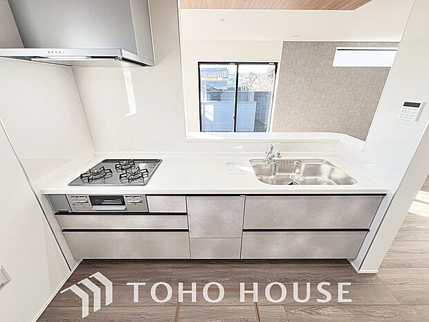 夫婦そろってキッチンに立っても調理がしやすく余裕の広さ。家事をしながら会話も弾みます。