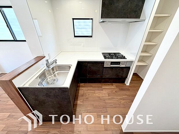 夫婦そろってキッチンに立っても調理がしやすく余裕の広さ。家事をしながら会話も弾みます。