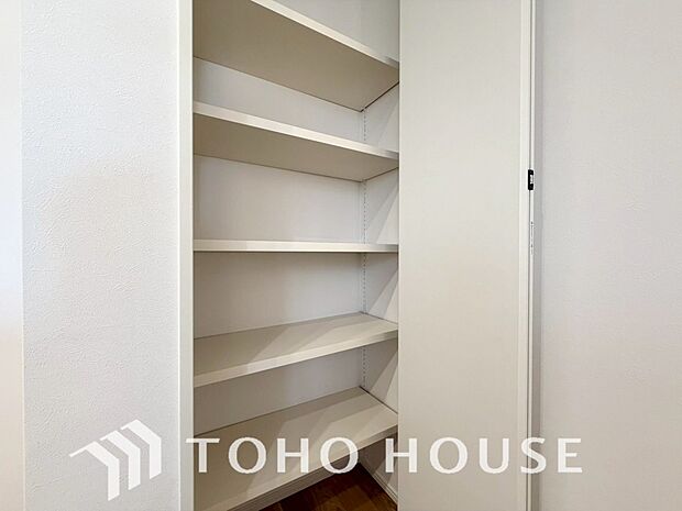 建物内部の収納には拘りました。共有部分に設けた収納。お荷物が多い方にも安心です。