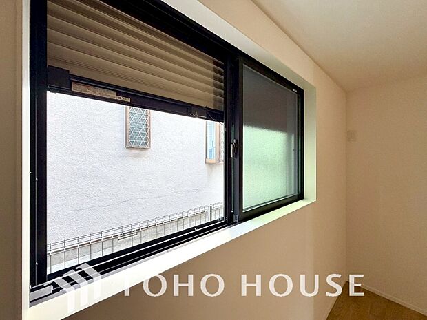 戸建にも防犯機能のシャッターを完備しております。寒い冬でも中から開閉がラクラクな所も便利です。