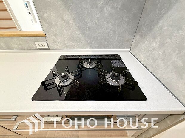 毎日料理をする、料理が好き、家族が多くて量を作る必要がある、等の方々にとっては必須の3口コンロ。同時進行で効率アップはもちろん鍋を移動する回数が減り、無駄な動きを軽減することが出来ます。