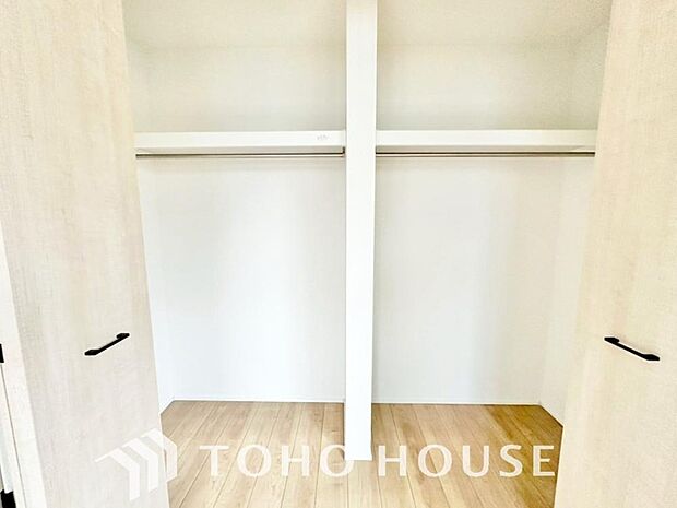 建物内部の収納には拘りました。共有部分に設けた収納。お荷物が多い方にも安心です。