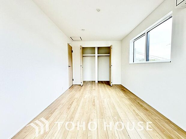 家具の配置のし易い室内です。趣味の部屋としても充分な広さを確保しております。