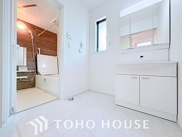 身だしなみのチェックがしやすい大きな鏡、下には収納がたっぷり。スッキリとした空間を演出いたします。