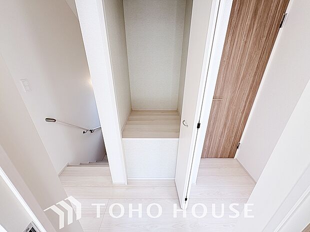 建物内部の収納にはこだわりを持ちました。共有部分に設置した収納スペースはお荷物の多い方にも安心です。