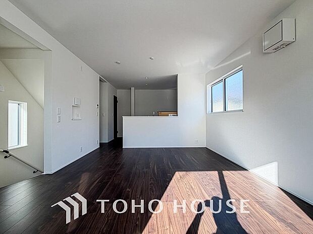 リビングも広く設け、訪れる人々を暖かく迎えてくれます。